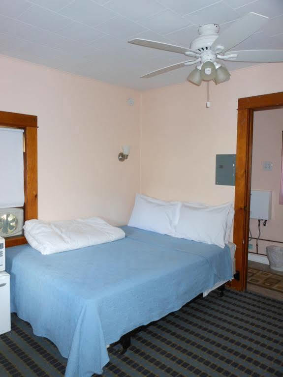 Katahdin Cabins Hotell Millinocket Eksteriør bilde