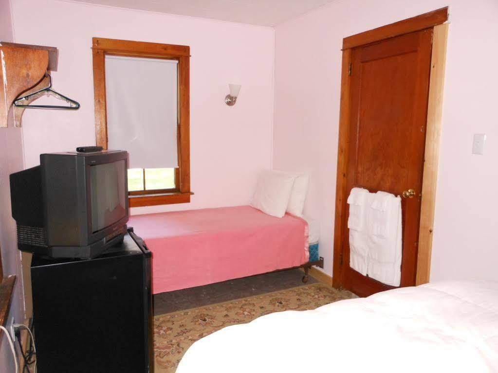 Katahdin Cabins Hotell Millinocket Eksteriør bilde