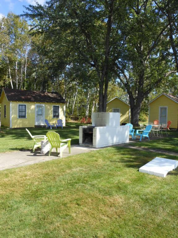 Katahdin Cabins Hotell Millinocket Eksteriør bilde