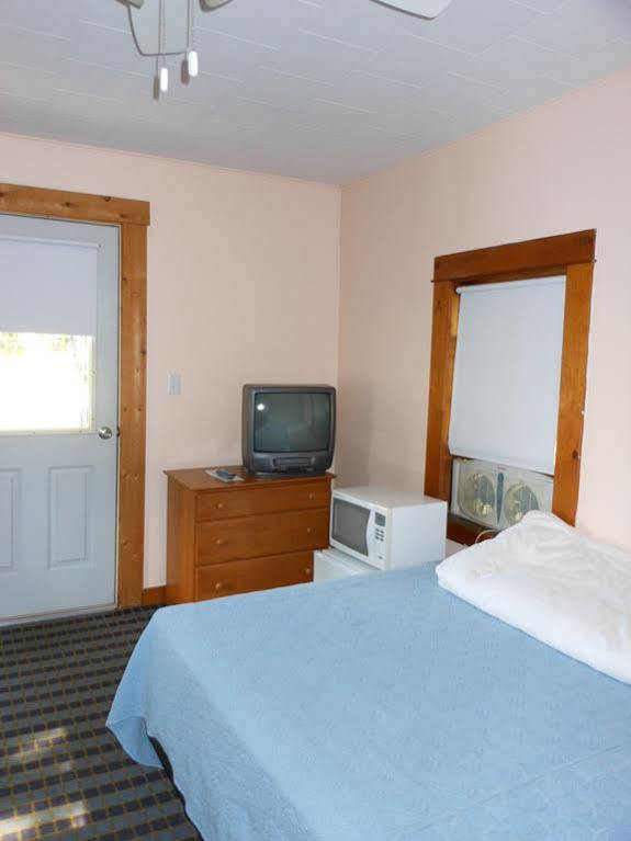 Katahdin Cabins Hotell Millinocket Eksteriør bilde